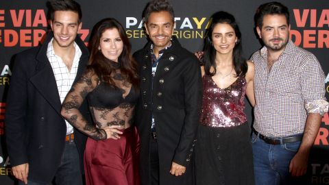 Eugenio Derbez acompañado por su esposa Alessandra Rosaldo y sus hijos Aislinn, Vadhir y José Eduardo.