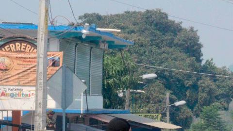 Elementos de las fuerzas de seguridad custodian la Costera Miguel Alemán tras el incendio provocado en una popular discoteca del puerto.