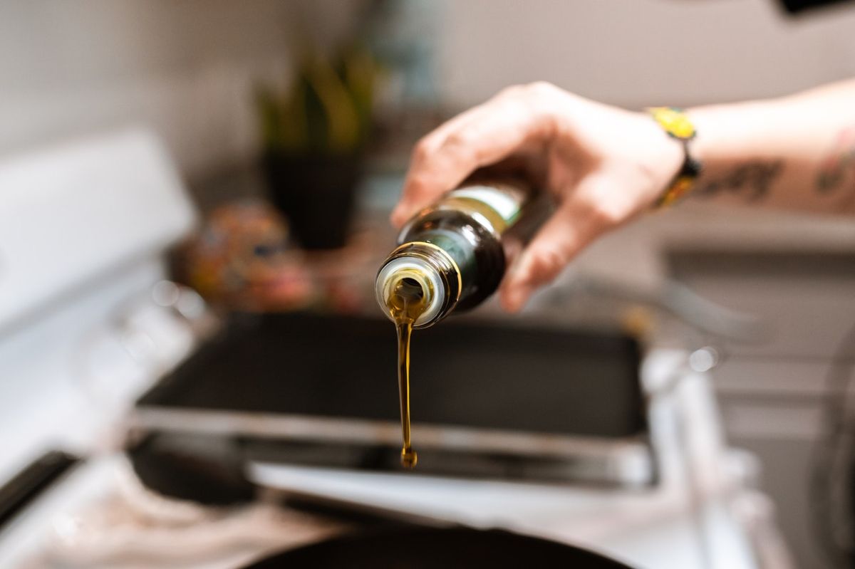 El aceite de oliva es rico en antioxisantes y es fuente de grasas monoinsaturadas saludables para el corazón.