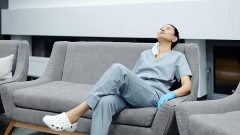Agotamiento de enfermeras ante el aumento de casos Covid causa estragos en hospitales de California