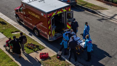Ambulancias del condado de Los Ángeles llegan tarde a los reportes 911, por contagios y demoras para entregar pacientes en hospitales saturados