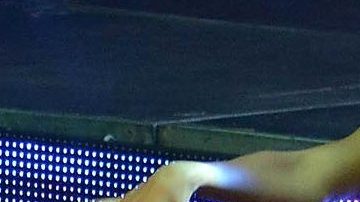 Aylin Mujica posa de piernas abiertas frente al espejo y presume su gran flexibilidad