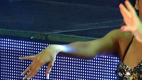 Aylin Mujica posa de piernas abiertas frente al espejo y presume su gran flexibilidad