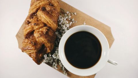 Taza de café y pan