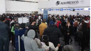 México registró más de 260 cancelaciones de vuelos el fin de semana por la COVID-19