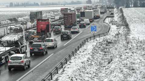 Cientos de conductores llevan más de 15 horas atrapados en la nieve en la autopista I-95 de Virginia