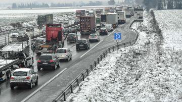 Cientos de conductores llevan más de 15 horas atrapados en la nieve en la autopista I-95 de Virginia