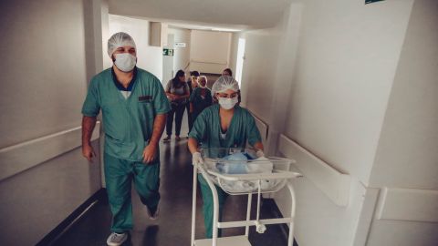 Condado de Los Ángeles registra un aumento a 24 muertes promedio al día por Covid, pero funcionarios las vinculan a Delta