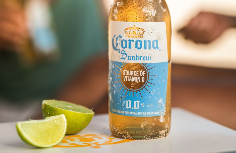 Corona lanza cerveza sin alcohol y con vitamina D, la primera del mundo La Opinión