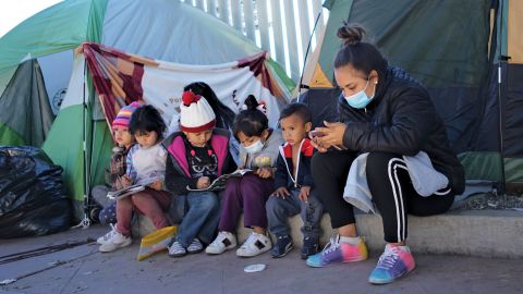 Refugiados en la frontera Tijuana-San Diego.