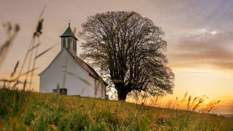 Descubren los restos de 90 personas en una iglesia abandonada vinculados a un hombre acusado de abusar cadáveres