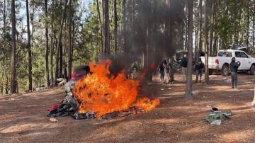 Ejército mexicano se enfrenta con narcotraficantes y destruye sus campamentos.