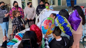 Rogelio López, hospitalizado por más de un año, logra ver a sus hijos en su cumpleaños. (Cortesía Doctora Yesenia Ramos/UC Davis Health)