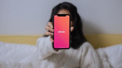 Estudiante de 20 años, quien violó repetidamente a una niña de 12 que conoció en Tinder, evita la cárcel porque juez lo consideró 'inmaduro'