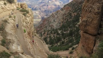 Selfie fatal: excursionista muere después de resbalar y caer 700 pies en montaña de Arizona