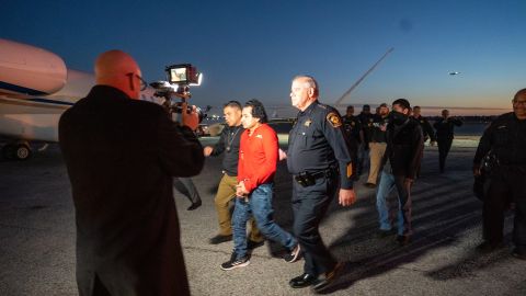 Cómplices del hombre que asesinó al policía de Texas fueros arrestados