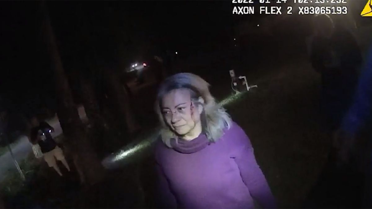 La mujer pidió ayuda a los vecinos para que llamaran a la policía o sacaran un arma para matar al animal.
