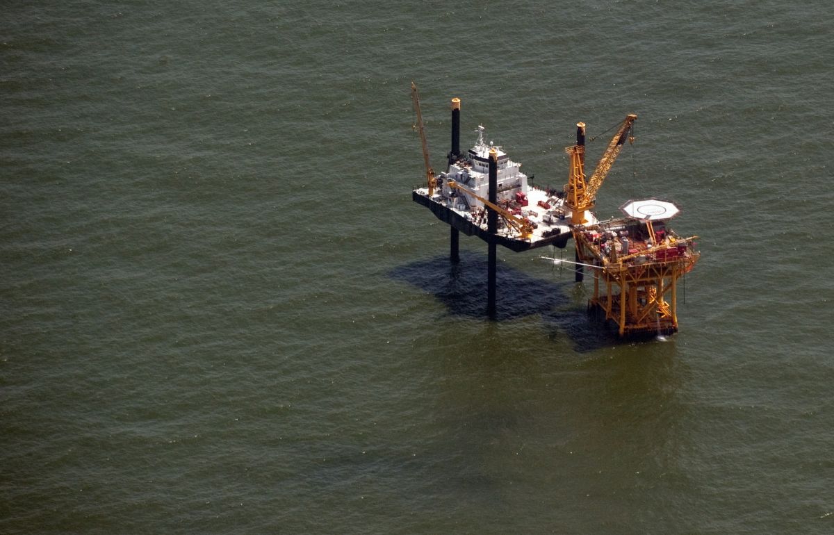 Una plataforma petrolera en alta mar en el Golfo de México cerca de Grand Isle, Louisiana, el 12 de junio de 2010.