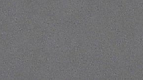 En microfalda cachetera Dua Lipa mueve sensualmente su cuerpo durante un concierto