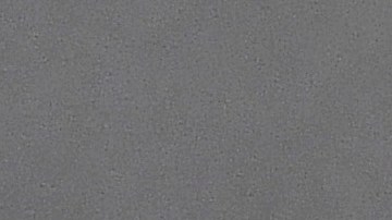 En microfalda cachetera Dua Lipa mueve sensualmente su cuerpo durante un concierto