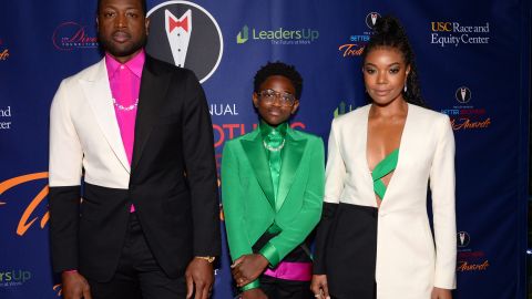 Dwyane Wade (i), Zaya Wade (c) y Gabrielle Union en foto tomada en marzo de 2020.