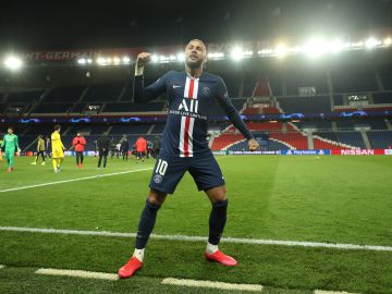 Neymar celebra un tanto con el PSG por UEFA Champions League.