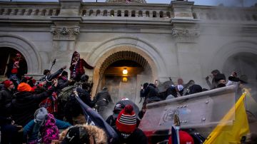 El 6 de enero del 2021, cientos de seguidores de Trump ingresaron en forma violenta al Capitolio.