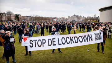 Miles de personas toman las calles en Países Bajos contra confinamiento y restricciones para frenar ola de COVID-19