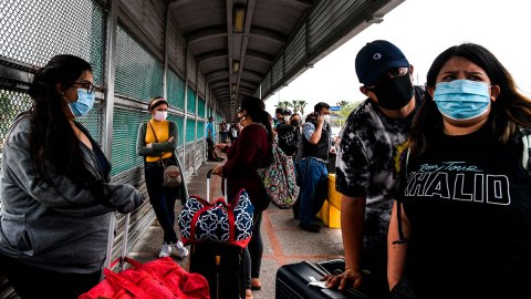 EEUU pone “mano dura” en fronteras; exigirá vacuna a quienes entren desde México o Canadá por tierra o ferry