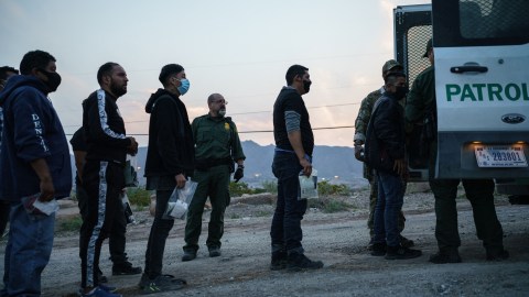 La Administración Biden reimplementó el programa Permanecer en México en la frontera.