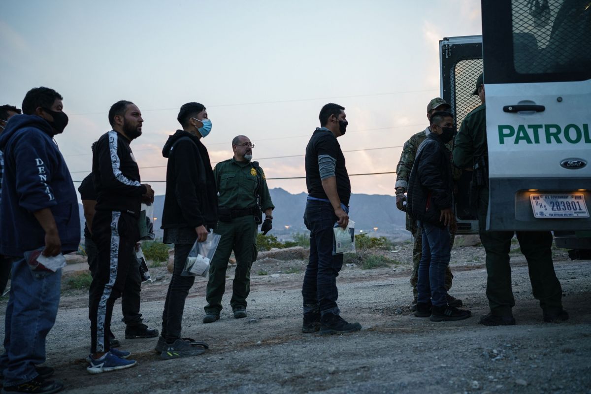 La Administración Biden reimplementó el programa Permanecer en México en la frontera.
