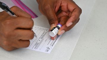 Enfermeras acusadas de ganar $1,500,000 dólares vendiendo tarjetas de vacunación en Nueva York