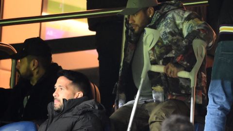 El delantero brasileño Neymar ha sido visto con muletas y una bota ortopédica.