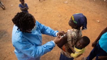 OMS critica refuerzo de vacunas contra COVID-19 sin antes alcanzar la vacunación del 70% de la población en el mundo