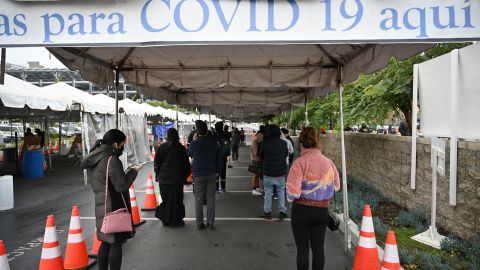 People wait in line for a Covid-19 test in Los Angeles, California, December 27, 2021 as the Omicron variant continues to surge across the country. (Photo by Robyn Beck / AFP) (Photo by ROBYN BECK/AFP via Getty Images)