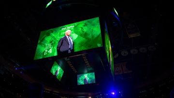 Los Celtics de Boston le rindieron homenaje a Sam Jones en el partido contra los Suns.