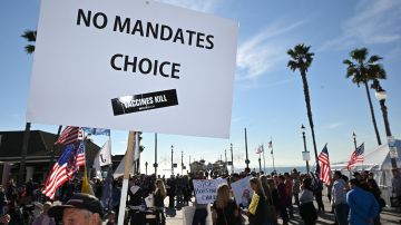 Protesta contra mandatos de la vacuna del COVID-19 en Huntington Beach, donde residía Kelly Ernby.