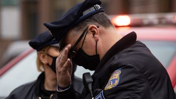 La escena del incendio en un edificio de Filadelfia conmovió a los agentes que acudieron.