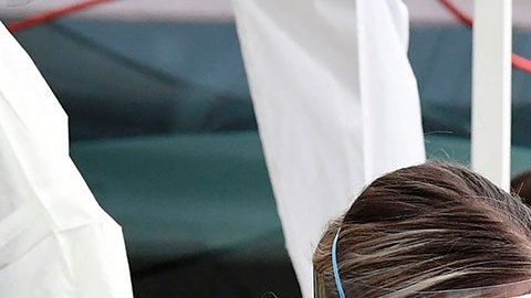 Ómicron comienza a retroceder en EE.UU. pese a que siguen subiendo las muertes