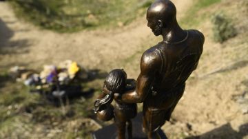 Estatua de Kobe Bryant y su Gianna en el lugar del accidente.