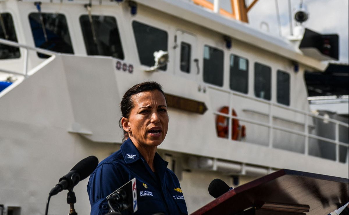 La capitana Jo-Ann Burdian informó que cesó la búsqueda de sobrevivientes de un naufragio de inmigrantes ocurrido el domingo.
