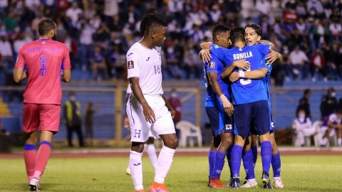 Nelson Bonilla celebra con sus compañeros el gol del triunfo de El Salvador.