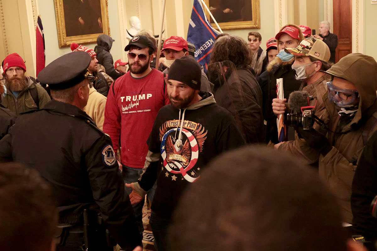 El 6 de enero de 2021, policías intentaron detener a seguidores de Donald Trump en el Capitolio.