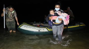 Migrantes a punto de ahogarse fueron rescatados por la patrulla fronteriza de EE. UU.
