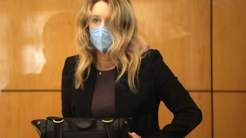 Condenan por estafa a la fundadora de Theranos, Elizabeth Holmes; jurado se declara estancado aún en 3 de los 11 cargos