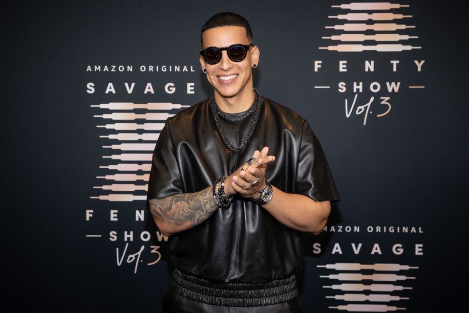 Daddy Yankee dances reggaeton with granny in the middle of the stage