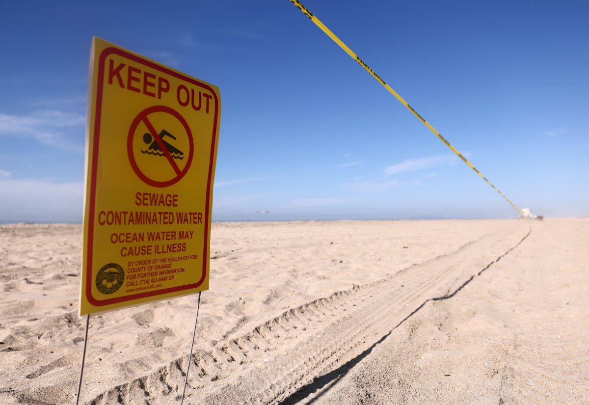 En las playas cerradas del Condado de Orange está prohibida toda actividad acuática.