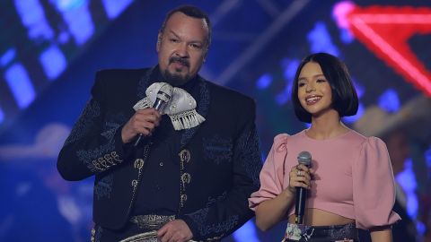 Pepe y Ángela Aguilar en los Premios de La Radio | Manuel Velasquez/Getty Images for Estrella Media.