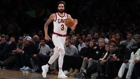 El base Ricky Rubio despidió el año acompañando a sus compañeros en el último partido.