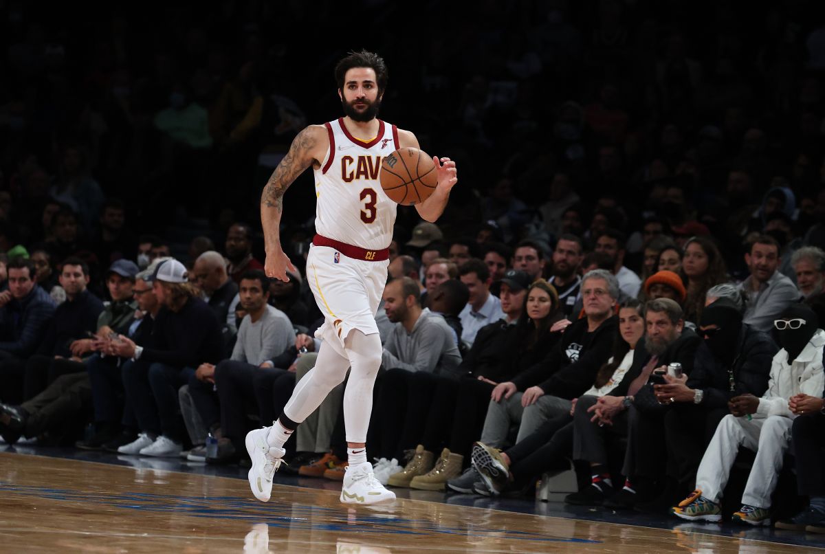 Ricky Rubio returns to the Cavaliers stadium to applause after his serious injury